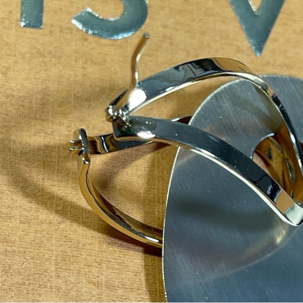 Louis Vuitton Architectural Leaf Single Earring by Nicolas Ghesquière - Picture 15 of 17